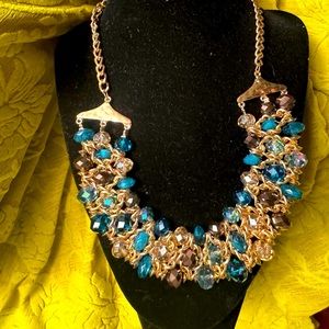 Very pretty beachy vibe necklace with large clasp